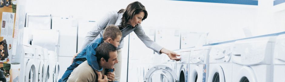 Famille qui utilise un machine à laver