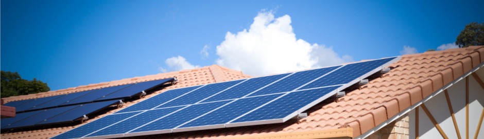 Panneaux solaires sur le toit d'une maison